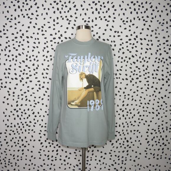 Taylor Swift Green 1989 Taylor’s Version Photo Long Sleeve Shirt - Picture 2 of 8